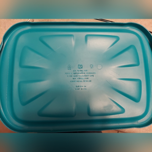 Anchor Hocking 9"W x 13"L (3QT) Casserole Baking Dish with Teal Plastic Lid. - Picture 4 of 5